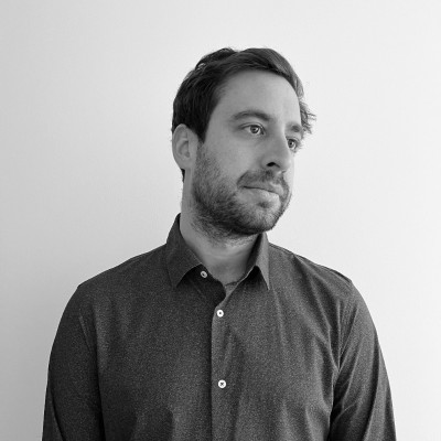 Retrato original en blanco y negro de Víctor Pérez-Mas González, CEO de VPENGINEERING, con camisa y mirando hacia su izquierda